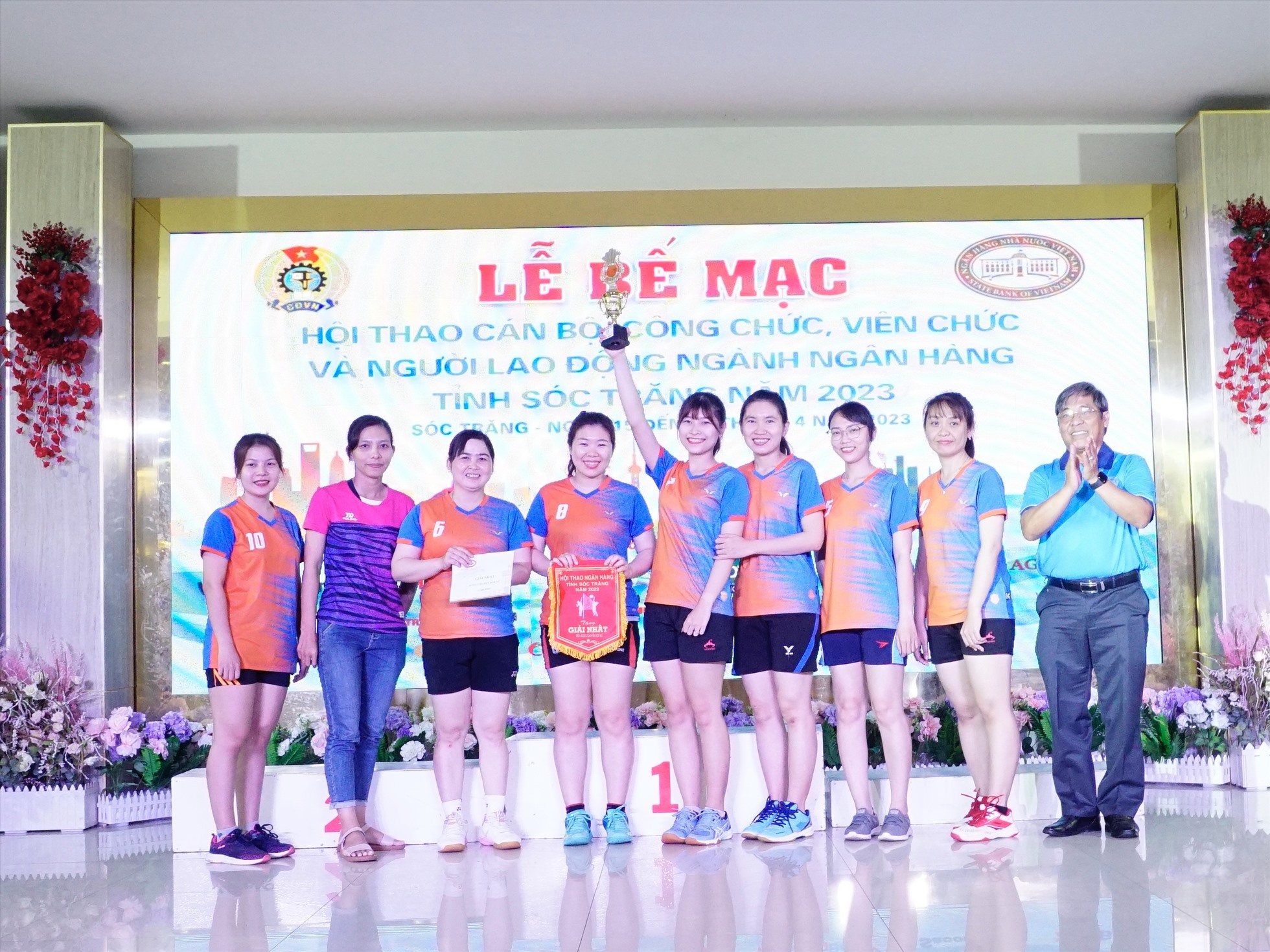 Cán bộ, công chức, viên chức và NLĐ tham gia Hội thao do Đại diện Công đoàn Ngân hàng Việt Nam tại Sóc Trăng tổ chức chào mừng các ngày lễ lớn 30.4 và 1.5. Ảnh: Công đoàn Ngân hàng Việt Nam