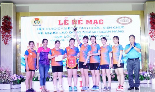 Cán bộ, công chức, viên chức và NLĐ tham gia Hội thao do Đại diện Công đoàn Ngân hàng Việt Nam tại Sóc Trăng tổ chức chào mừng các ngày lễ lớn 30.4 và 1.5. Ảnh: Công đoàn Ngân hàng Việt Nam