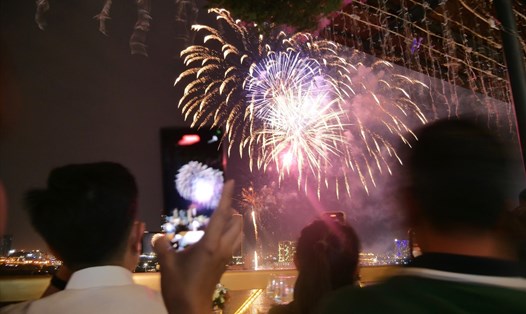 Người dân xem bắn pháo hoa mừng Tết Dương lịch 2023 ở TP Hồ Chí Minh. Ảnh: Anh Tú