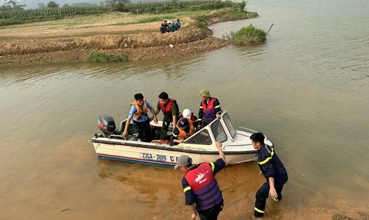 Lực lượng chức năng tìm kiếm các nạn nhân mất tích trong vụ lật thuyền trên sông Lô.