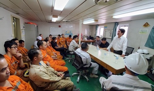 Ông Lê Phan Linh - Chủ tịch Công đoàn Tổng Công ty Hàng hải Việt Nam thăm hỏi thuyền viên sau một chuyến đi biển dài ngày. Ảnh: Công đoàn Hàng hải Việt Nam