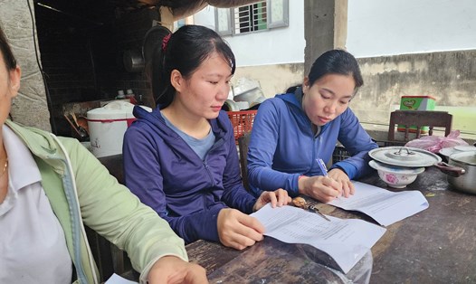 Chị Nguyễn Thị Hồng Vân (ngoài cùng bên phải) bị doanh nghiệp vận hành khách sạn tại Cocobay Đà Nẵng nợ BHXH hơn 3 năm nay. Ảnh: Thùy Trang