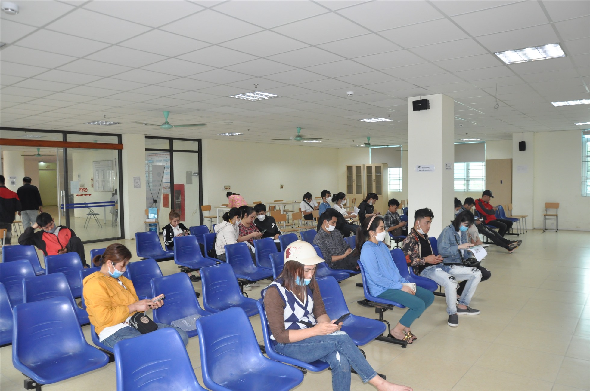 Người lao động chờ đợi làm thủ tục hưởng trợ cấp thất nghiệp tại Trung tâm Dịch vụ Việc làm tỉnh Bắc Giang. Ảnh: Quế Chi