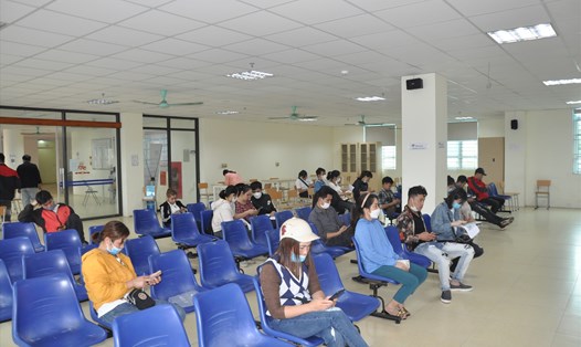 Người lao động chờ đợi làm thủ tục hưởng trợ cấp thất nghiệp tại Trung tâm Dịch vụ Việc làm tỉnh Bắc Giang. Ảnh: Quế Chi