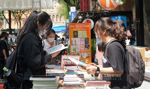 Đường sách TPHCM là không gian thu hút nhiều độc giả đến tham quan, mua sách. Ảnh: Thanh Chân
