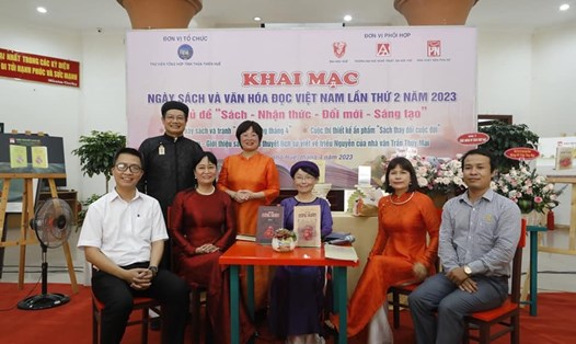 Nhà văn Trần Thuỳ Mai (thứ 3 từ phải) ra mắt 2 bộ tiểu thuyết Từ Dụ Thái hậu và Công chúa Đồng Xuân tại Ngày hội sách và Văn hoá đọc ở Huế. Ảnh: Tường Minh