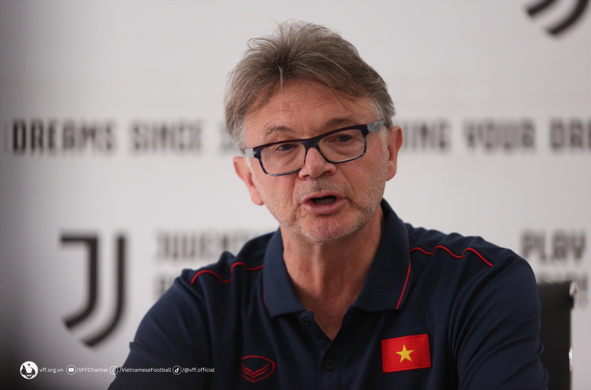 Huấn luyện viên Troussier gặp báo chí thời điểm U22 Việt Nam bước vào buổi tập đầu tiên tại sân Bà Rịa Vũng Tàu để chuẩn bị cho SEA Games 32. Ảnh: VFF