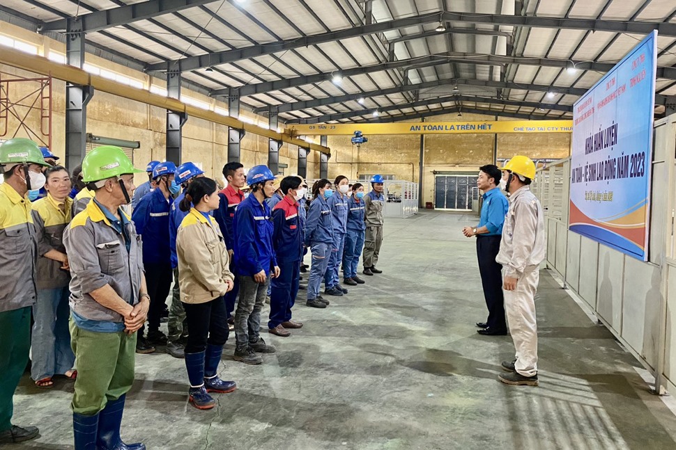 Công nhân lao động nghe tuyên truyền kiến thức đảm bảo an toàn vệ sinh lao động. Ảnh: Ái Chi