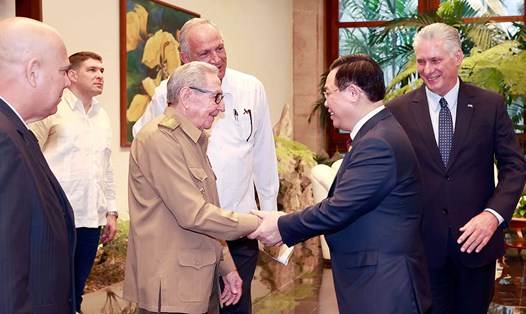 Chủ tịch Quốc hội Vương Đình Huệ với Đại tướng Raul Castro tại buổi hội kiến. Ảnh: TTXVN