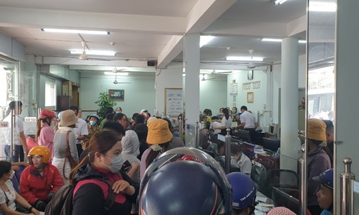Sau khi xuất hiện tin đồn Giám đốc Qũy tín dụng Nhân dân vỡ nợ, bỏ trốn nhiều người dân ở Lâm Đồng đã đổ xô đến rút tiền. Ảnh: Khánh Phúc