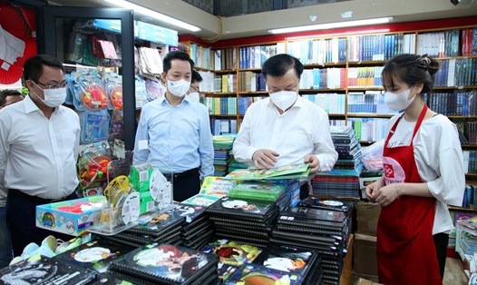 Bí thư Thành ủy Hà Nội Đinh Tiến Dũng tham quan gian trưng bày của các nhà sách tại phố sách Hà Nội. Ảnh: Sở TTTT Hà Nội