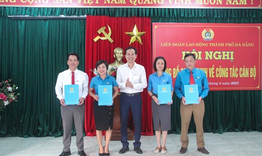 Liên đoàn Lao động thành phố Đà Nẵng công bố các quyết định về công tác cán bộ tại LĐLĐ quận Cẩm Lệ và huyện Hòa Vang. Ảnh: Tường Minh
