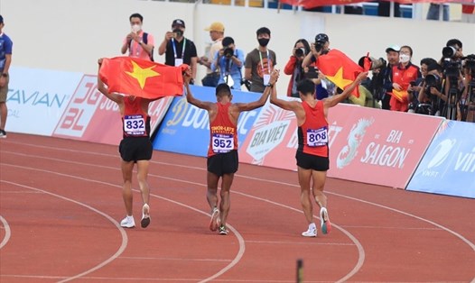 Hình ảnh Felisberto ăn mừng cùng 2 vận động viên Việt Nam trở thành khoảnh khắc ấn tượng ở SEA Games 31. Ảnh: Thanh Vũ