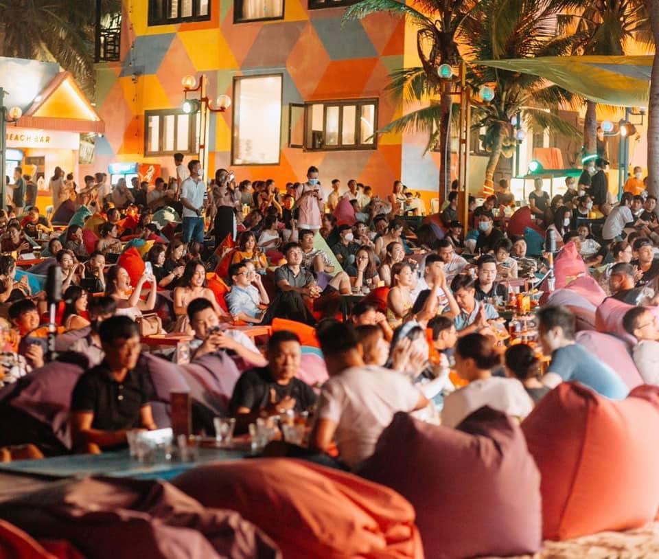 Khách du lịch tận hưởng dịch vụ giải trí tại Đà Nẵng. Ảnh: Nguyên Thi