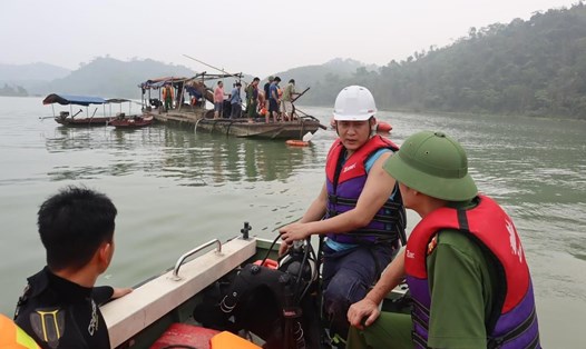 Lực lượng Công an tổ chức tìm kiếm nạn nhân vụ lật thuyền trên sông Lô. Ảnh: CA Hà Giang.