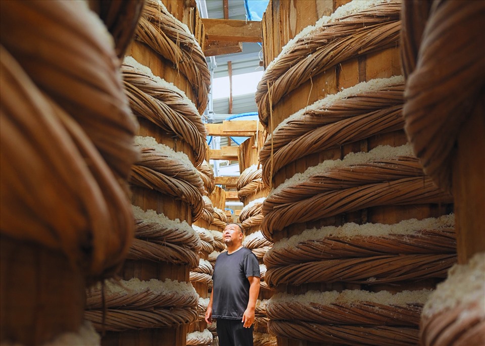 Chuyên gia ẩm thực Matsuo ấn tượng trước vẻ đẹp và quy mô hoành tráng của nhà thùng nước mắm Chin-su Phú Quốc. Ảnh: Masan