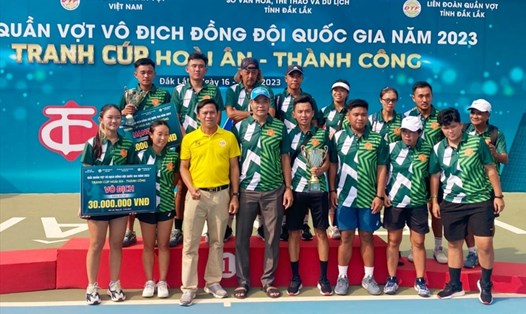 Các thành viên của đoàn Quân đội tại giải Quần vợt vô địch Đồng đội quốc gia 2023. Ảnh: VFT