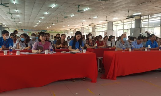 Các đại biểu dự lễ phát động Tháng Công nhân và hưởng ứng Tháng Hành động về an toàn vệ sinh lao động năm 2023 do Khu công nghiệp tỉnh Ninh Bình tổ chức. Ảnh: Diệu Anh