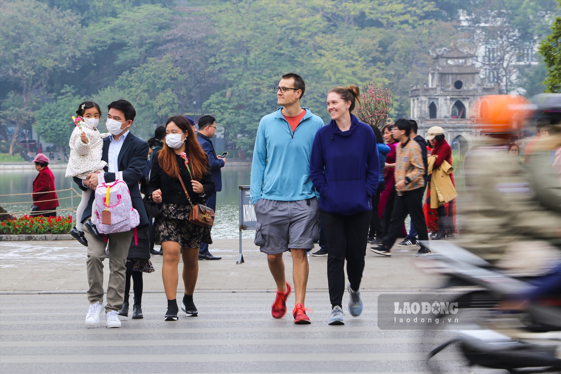 Khách du lịch trên đường Đinh Tiên Hoàng, Hà Nội, ngày 23.1.2023. Ảnh: Việt Anh