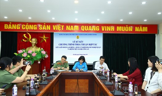 LĐLĐ quận Cầu Giấy (Hà Nội) ký chương trình hợp tác với Đảng uỷ khối Doanh nghiệp và Bệnh viện 19.8. Ảnh: Công đoàn quận Cầu Giấy