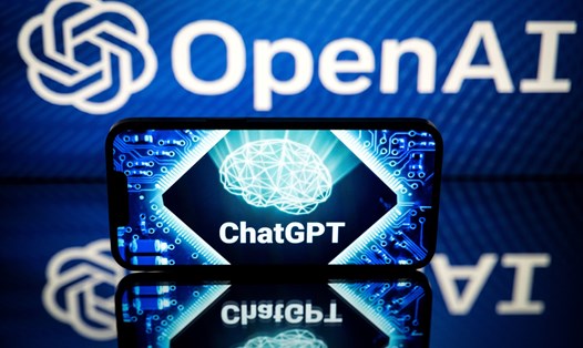 Màn hình hiển thị logo của OpenAI và ChatGPT. Ảnh: AFP