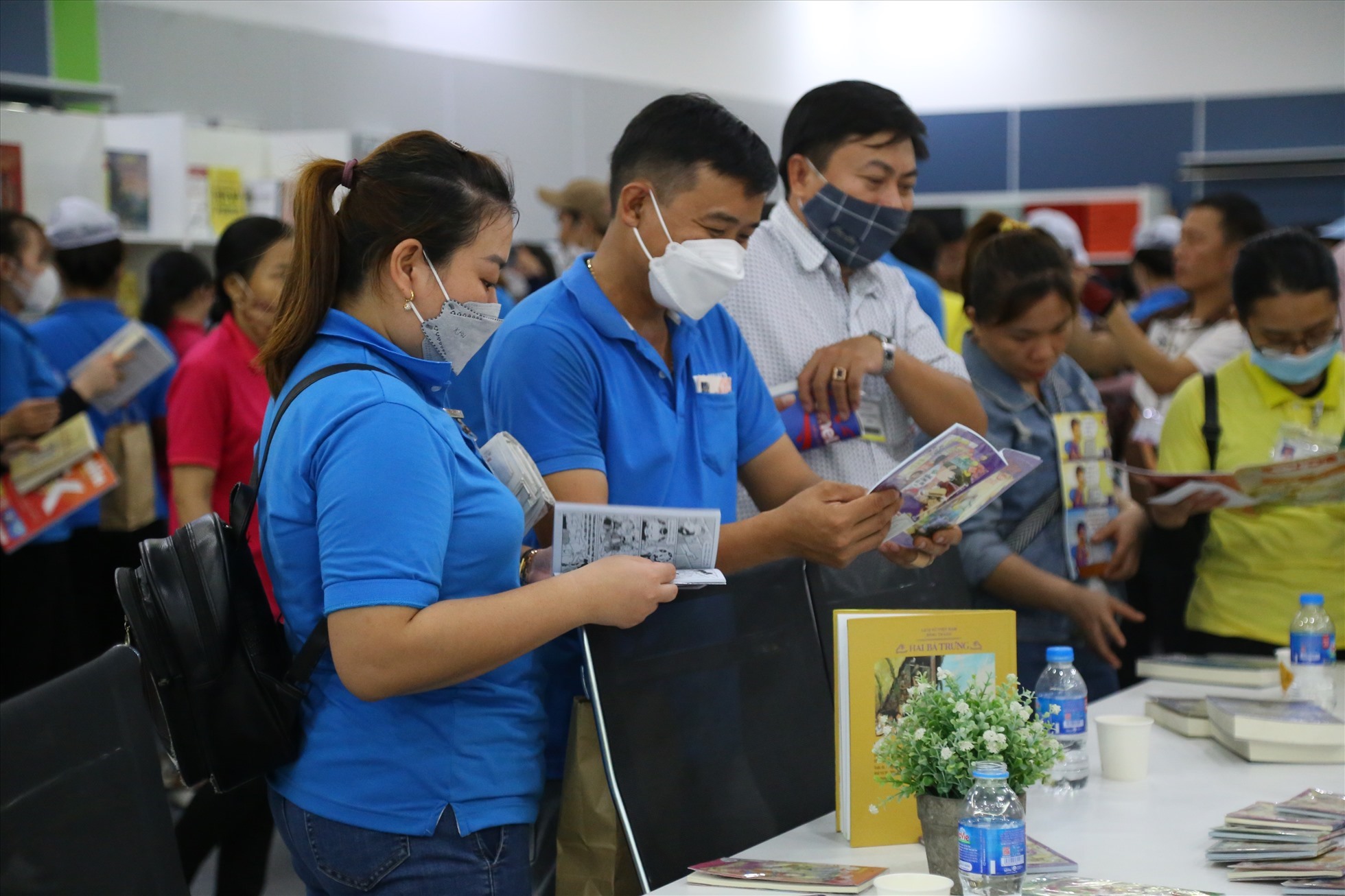 Việc đọc sách giúp nâng cao đời sống văn hóa cho công nhân. Ảnh: Văn Trực