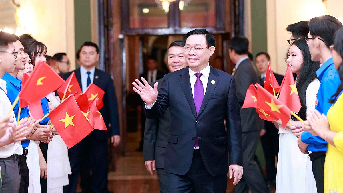 Chủ tịch Quốc hội Vương Đình Huệ tới thăm và gặp gỡ, nói chuyện với cán bộ Đại sứ quán và cộng đồng người Việt Nam tại Cuba, ngày 19.4.2023. Ảnh: TTXVN