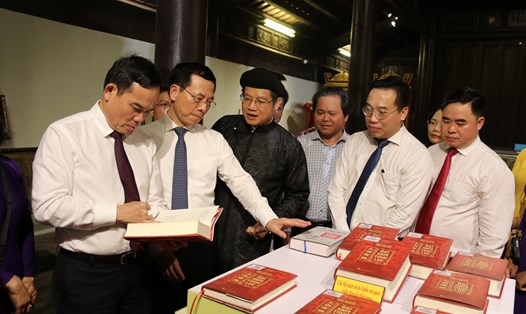 Phó Thủ tướng Trần Lưu Quang và Bộ trưởng Bộ Thông tin và Truyền thông Nguyễn Mạnh Hùng tham quan không gian trưng bày sách. Ảnh: Phúc Đạt