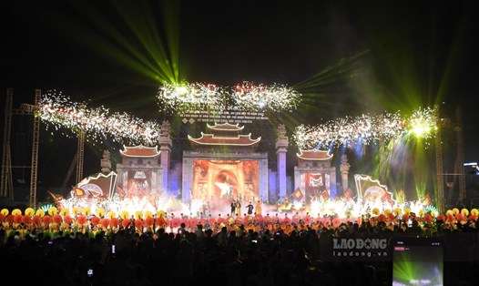 Sân khấu hoành tráng của đêm Khai mạc Lễ hội Đền Hùng, Tuần Văn hóa - Du lịch Đất Tổ năm 2023. Ảnh: Tô Công