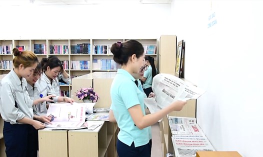 Người lao động Công ty TNHH Canon Việt Nam đọc báo tại “Góc báo Công đoàn” trong thư viện. Ảnh: Nguyễn Công