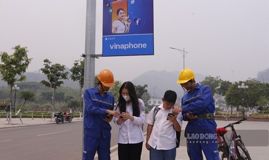 Người dân được hướng dẫn truy cập wifi miễn phí tại Quảng trường Tây Bắc, Sơn La. Ảnh: Khánh Linh