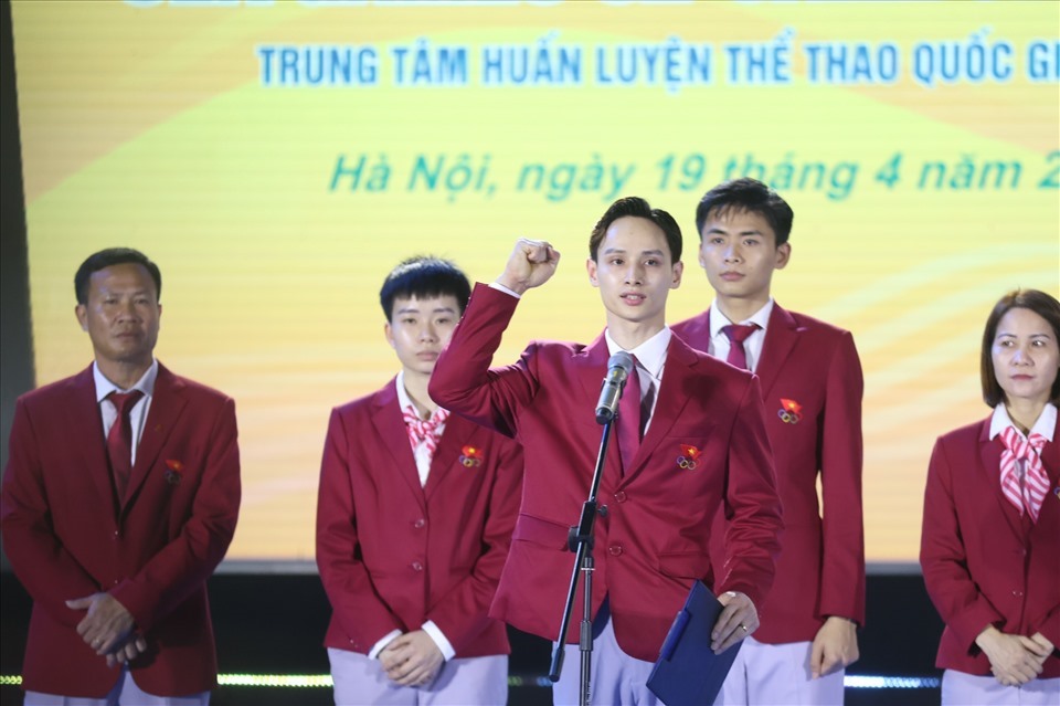 Vận động viên Đinh Phương Thành thay mặt các vận động viên tuyên thệ tại lễ xuất quân của đoàn thể thao Việt Nam dự SEA Games 32. Ảnh: Hải Nguyễn