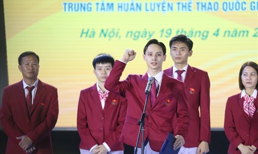 Vận động viên Đinh Phương Thành thay mặt các vận động viên tuyên thệ tại lễ xuất quân của đoàn thể thao Việt Nam dự SEA Games 32. Ảnh: Hải Nguyễn