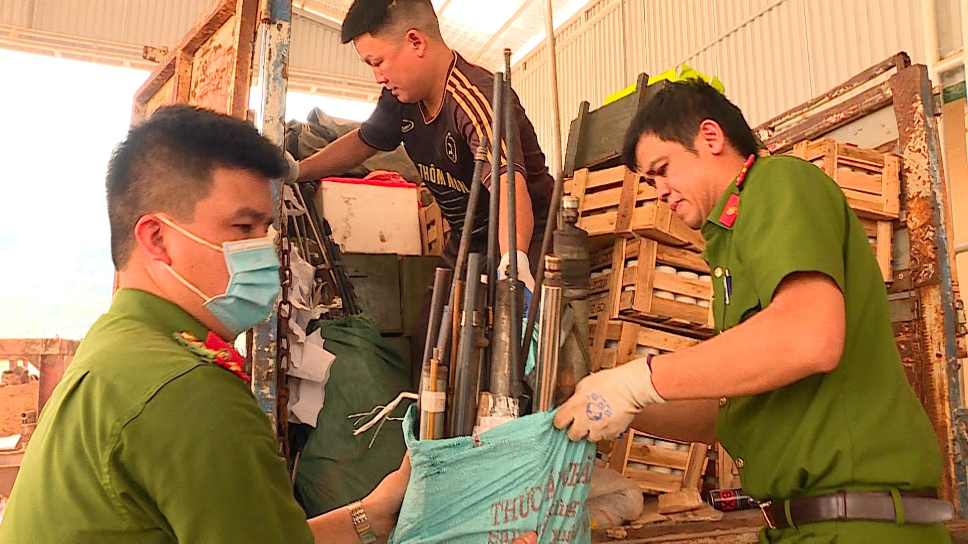 Các loại vũ khí tự chế và công cụ hỗ trợ được mang đi tiêu hủy. Ảnh: Công an tỉnh Sơn La