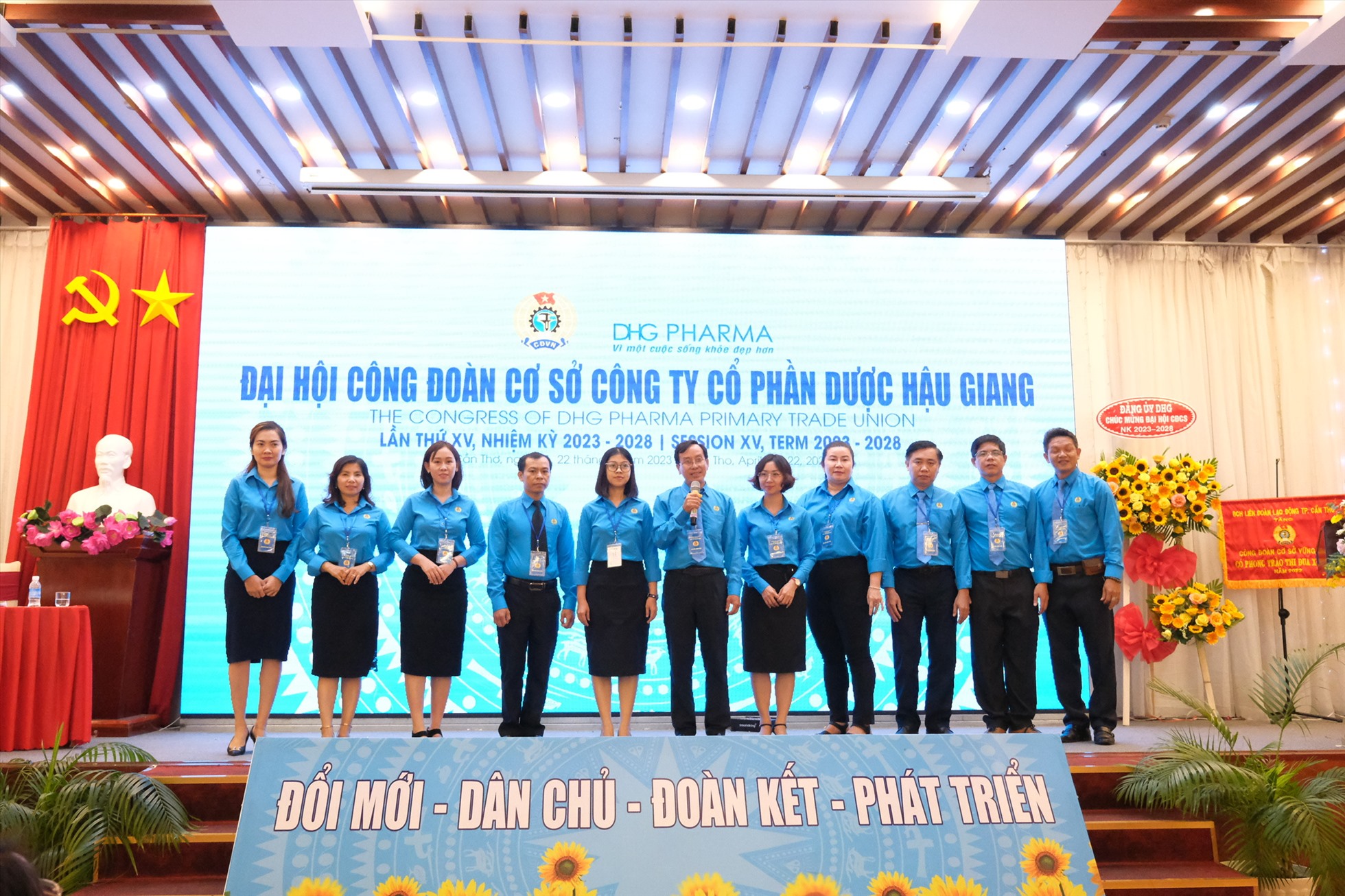 Ban chấp hành nhiệm kì mới ra mắt trước Đại hội. Ảnh: Bích Ngọc