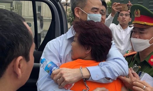 Một người dân bắt tay và nhận cái ôm từ cựu Giám đốc Bệnh viện Tim Nguyễn Quang Tuấn. Ảnh: Việt Dũng