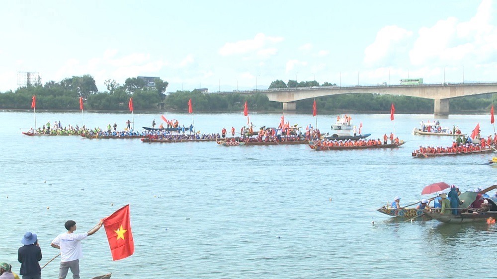 Đua thuyền truyền thống luôn thu hút người xem tại các địa phương ở Quảng Bình. Ảnh: Cộng tác viên