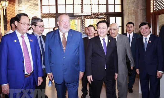 Thủ tướng Cuba Manuel Marrero Cruz và Chủ tịch Quốc hội Vương Đình Huệ dự Diễn đàn Doanh nghiệp Việt Nam - Cuba. Ảnh: TTXVN