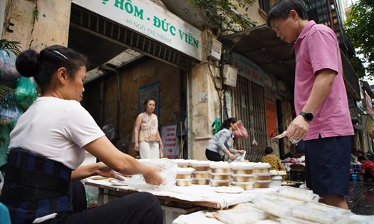Nhiều tiểu thương thu nhập khủng từ việc bán bánh trôi, bánh chay trong ngày Tết Hàn thực. Ảnh: Minh Hà