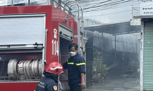 Lực lượng phòng cháy chữa cháy có mặt dập lửa cứu tài sản trong quán tạp hóa bị đốt cháy. Ảnh: Đình Trọng