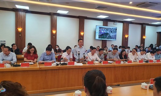 Trưởng Ban Tiếp công dân (Thanh tra Chính phủ) Nguyễn Hồng Điệp pháp biểu tại buổi đối thoại với tiểu thương chợ Tam Bạc. Ảnh: Mai Chi