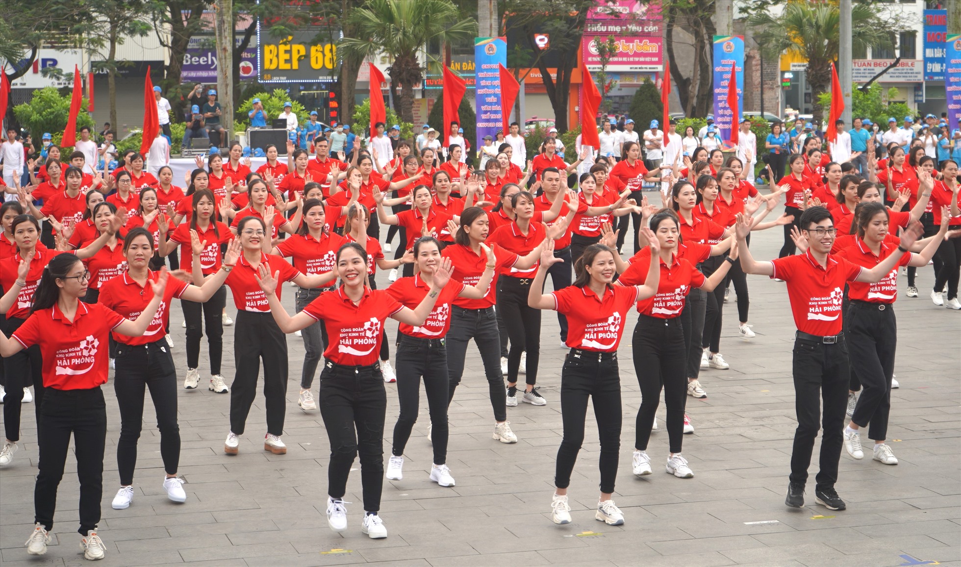 Công nhân lao động Hải Phòng phấn khởi chào mừng Tháng Công nhân 2023. Ảnh: Mai Dung