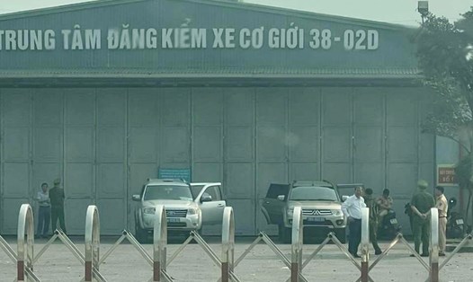 Lực lượng công an Hà Tĩnh xuất hiện tại Trung tâm đăng kiểm xe cơ giới 38 - 02D nơi phó giám đốc và đăng kiểm viên bị bắt. Ảnh: Cường Tuấn.