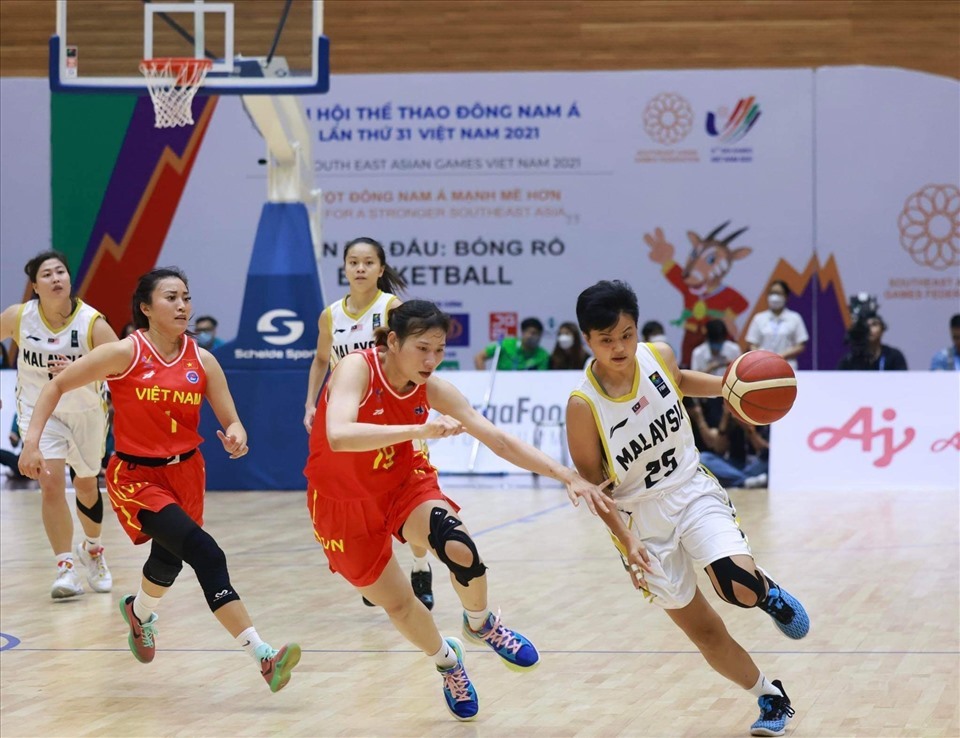 Đội tuyển bóng rổ nữ Việt Nam (đỏ) thi đấu tại SEA Games 32. Ảnh: Hải Nguyễn