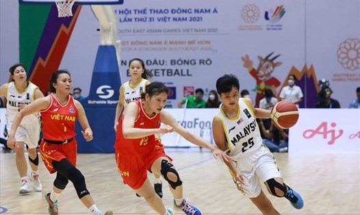 Đội tuyển bóng rổ nữ Việt Nam (đỏ) thi đấu tại SEA Games 32. Ảnh: Hải Nguyễn