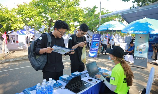 Cập nhật kiến thức cho sinh viên tại ngày hội công nghệ thông tin Đà Nẵng. Ảnh: Nguyên Thi