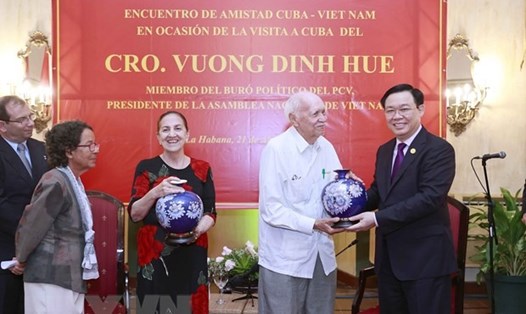 Chủ tịch Quốc hội Vương Đình Huệ tặng quà lưu niệm Hội hữu nghị Cuba - Việt Nam. Ảnh: TTXVN