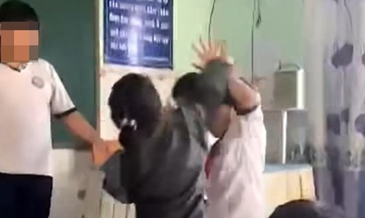 Học sinh tại Trường Tiểu học Kim Đồng, TP.Bạc Liêu, tỉnh Bạc Liêu đánh nhau trong lớp. Ảnh cắt từ clip.
