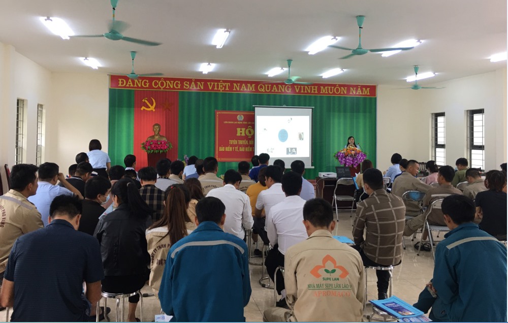 Tuyên truyền, đối thoại chính sách BHXH, BHYT, BHTN cho người lao động. Ảnh: LĐLĐ tỉnh Lào Cai.