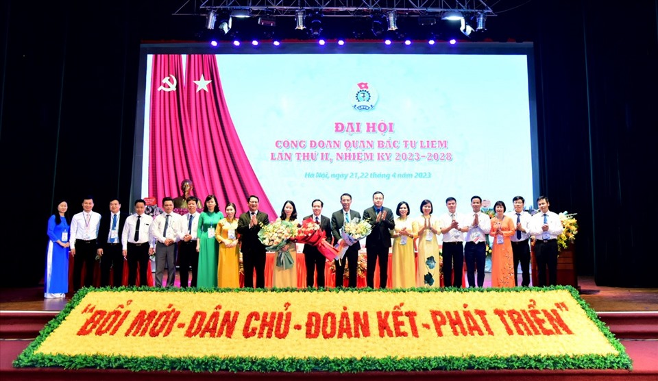 Lãnh đạo LĐLĐ thành phố Hà Nội và Quận uỷ Bắc Từ Liêm tặng hoa chúc mừng Ban chấp hành LĐLĐ quận Bắc Từ Liêm nhiệm kỳ 2023-2028. Ảnh: Hà Anh